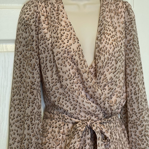 Express Leopard Puff Sleeve Wrap Front Romper - Picture 3 of 7